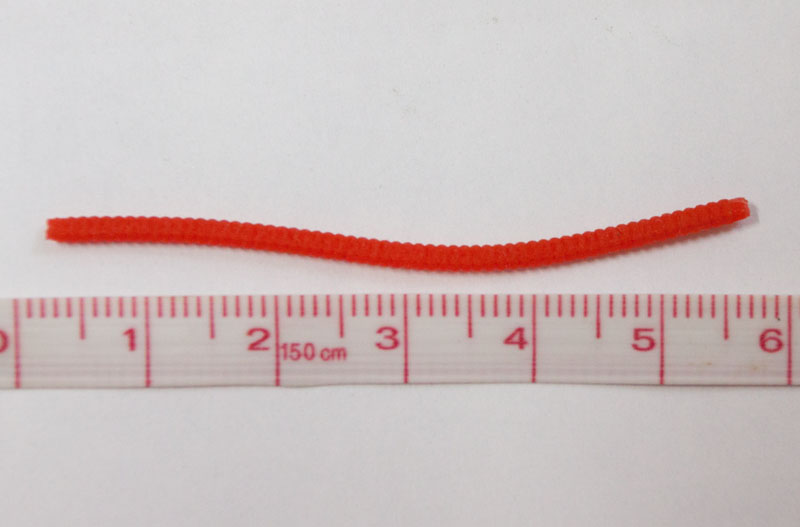 Gumowa imitacja robaka ma około 5,5 cm